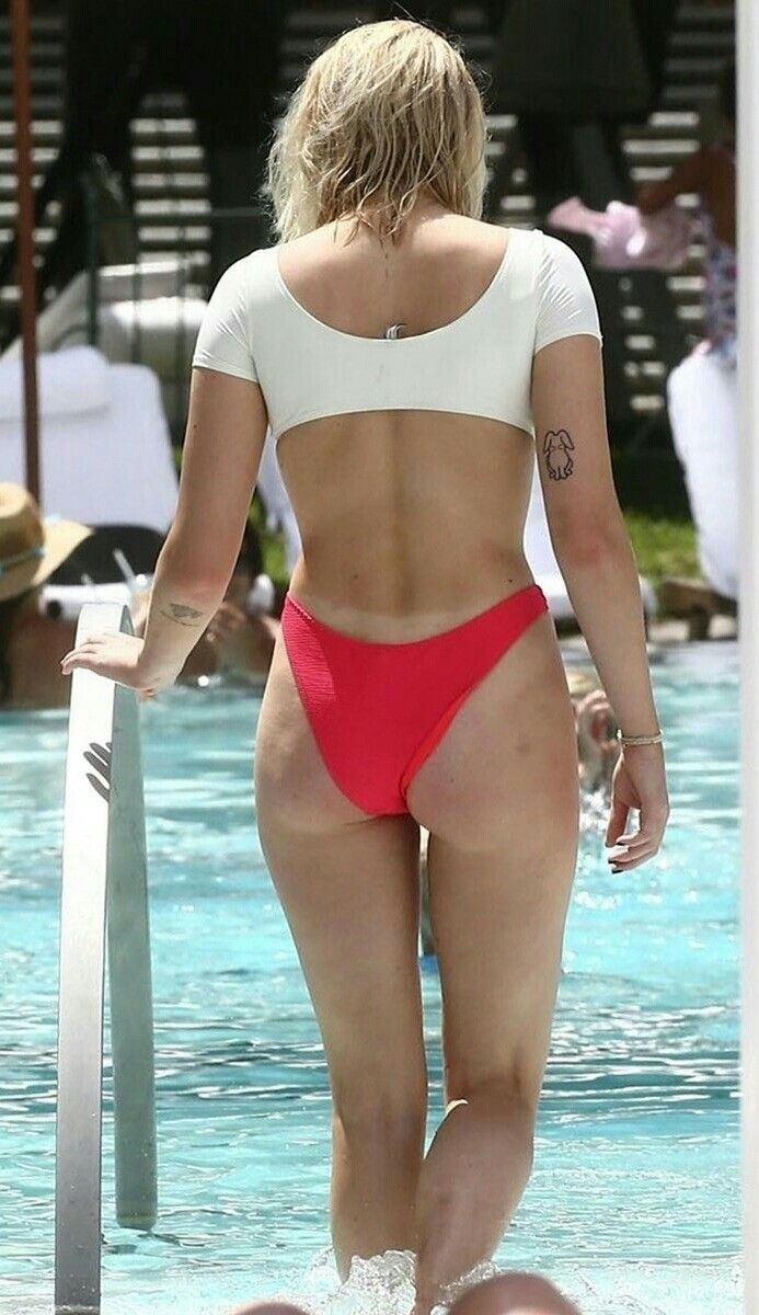 april meyers add photo sophie turner butt