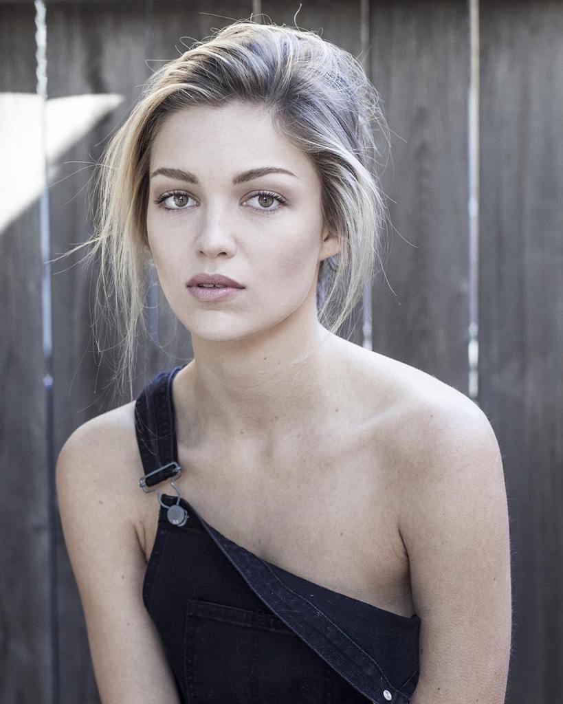 Lili Simmons Sexy tiny nipples