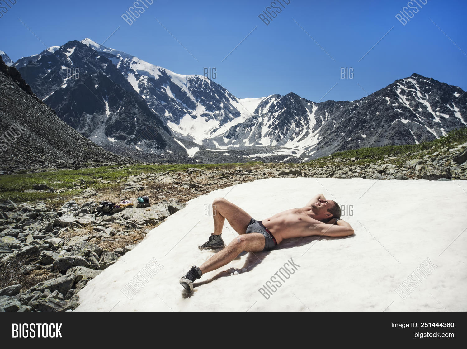 naked pics of tyra banks desiree bunnell recommends Naked Men In Snow