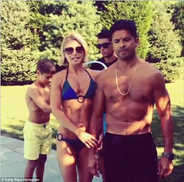 amanda baumgardner recommends kelly ripa tire change pic