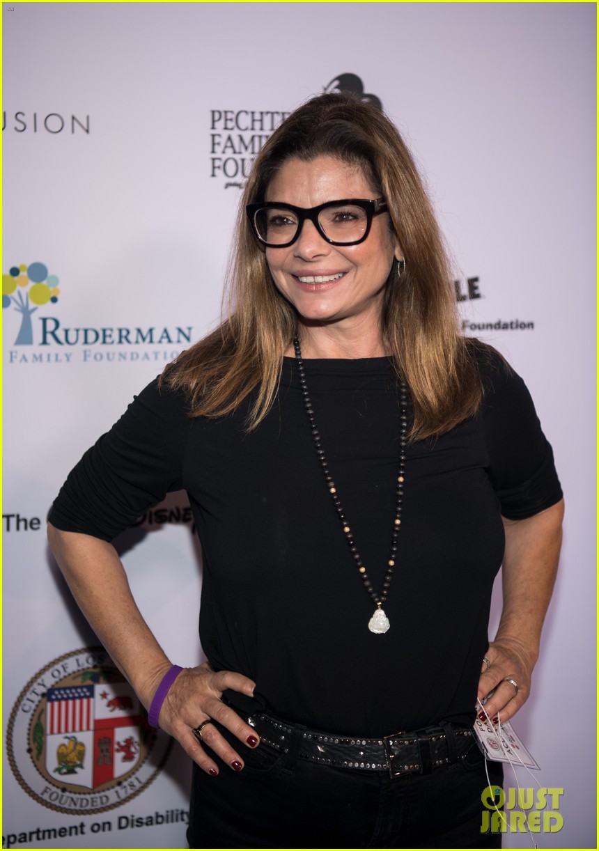 laura san giacomo legs